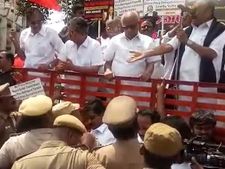 மோடிக்கு எதிராக பேசாதீங்க.. தடுத்த போலீஸ்.. மறுத்த வைகோ.. திருப்பூரில் பதட்டம்! 
