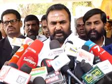 பொள்ளாச்சியில் கல்லூரி மாணவிக்கு நேர்ந்த பயங்கரம்.. எஸ்.பி ஆபீசில் அதிமுக எம்பி பரபர மனு 