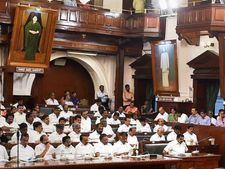 தமிழக சட்டசபையில் அதிமுகவின் பலம் மேலும் குறைந்தது.. காலியிடங்கள் 22 ஆக உயர்ந்தது! 