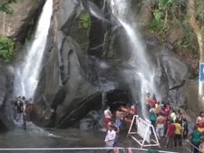 மழை பெய்தது... மக்கள் மனம் குளிர்ந்தது.... குற்றால அருவியில் கொட்டுகிறது தண்ணீர்!