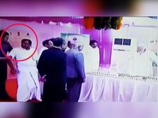 மோடி நிகழ்ச்சியில் ஒரு ஷாக்..  தளவாய் சுந்தரத்தை கீழே இழுத்துச் சென்ற பாடிகார்ட்! 