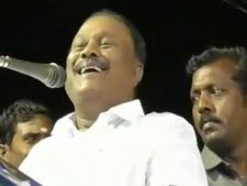 உங்க ஓட்டு ஆப்பிளுக்கே.. இல்லை மாம்பழத்துக்கே..  மண்டையில் அடித்துக் கொண்ட திண்டுக்கல் சீனிவாசன்! 