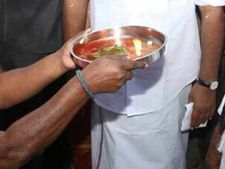 ஓபிஎஸ் மகனை வரவேற்க காத்திருந்த பெண்கள்.. ஆரத்தி வைத்திருந்ததால் காற்றில் மூதாட்டி தலையில் பற்றிய தீ