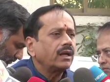 கைது செய்யாதீங்கனு ஜாமீன் கேட்டு அலைகிறார் 