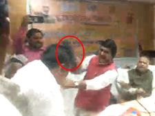நல்லாதான் போய்ட்டிருந்துச்சு.. திடீர்னு செருப்பால அடிக்க ஆரம்பிச்சுட்டாங்க.. இது பாஜக கலாட்டா! 