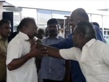 மப்பில் வந்து மாட்டிய திருடர்கள்.. மக்கள் ஒப்படைத்தும் அப்படியே விட்டு விட்டுச் சென்ற போலீஸ்!
