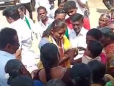 டைமிங் கிளாப்ஸ்.. ஜோதிமணியை நெகிழ வைத்த குட்டிக் குழந்தை.. கன்னத்தில் தட்டி கையில் பழம் பரிசு!