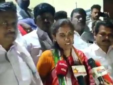 காங்கிரஸ் வேட்பாளர் ஜோதிமணியை கத்தியால் குத்த முயற்சி.. கரூர் அருகே பரபரப்பு 