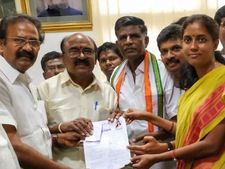 கரூரில் ஜோதிமணி ஜரூர்.. முதல் கட்ட தேர்தல் பணிகள் ஓவர்.. செம ஸ்பீட்.. கலக்கும் காங்கிரஸ்!