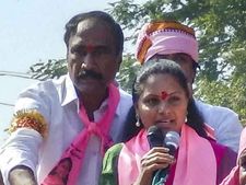 மகளை எதிர்த்து 200 விவசாயிகள் வேட்புமனு தாக்கல்- தெலுங்கானா முதல்வர் அதிர்ச்சி 