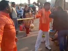 காவி உடை அணிந்து காஷ்மீர் இளைஞர்கள் மீது தாக்குதல்… உ.பி. யில் 4 பேர் கைது 