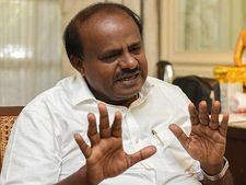 கர்நாடக அமைச்சர், பொதுப் பணித்துறை அதிகாரிகள் வீடுகளில் வருமான வரி சோதனை.. கொந்தளிக்கும் குமாரசாமி 