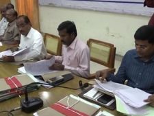 அதிமுகவை எதிர்த்த சுயே... மதுரையில் பரபரப்பு.. 12 வேட்பாளர்களின் வேட்பு மனுக்கள் நிராகரிப்பு