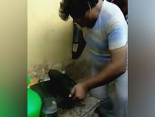 சட்னி அரைக்கிறார்.. குப்பை அள்ளுகிறார்.. பாட்டிகளிடம் பாசமாக பேசுகிறார்.. அசத்தும் மன்சூர் அலிகான் 