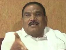 யாராவது மோடிக்கு ஓட்டு போடுங்கன்னு சொன்னா.. சப்புன்னு அறைஞ்சிருங்க.. அதிர வைக்கும் கர்நாடக எம்எல்ஏ 