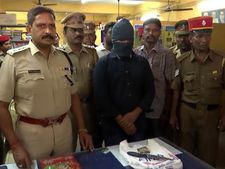 எப்பப் பார்த்தாலும் ஆம்பளை சகவாசம்.. விடிய விடிய சாட்டிங்... தாயை குத்திக் கொன்ற மகன்!