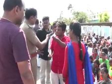 பொள்ளாச்சி பாலியல் விவகாரம்.. போராடிய மாணவர்களை இழுத்து வேனில் ஏற்றிய புதுக்கோட்டை போலீஸ் 