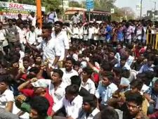பொள்ளாச்சி பாலியல் வழக்கில்  கைது செய்யப்பட்டவர்களுக்கு... சக கைதிகள் எதிர்ப்பு 