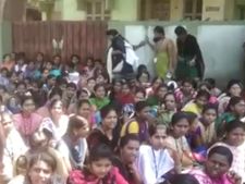 வெடித்த போராட்டம்.. பழனியில் மாணவிகள் சாலையில் இறங்கி முழக்கம்.. உச்சம் பெறும் பொள்ளாச்சி வழக்கு! 