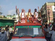 வணக்கம், நமஸ்காரம், பான்ஜூர்.. இதெப்படி இருக்கு.. இது நாராயணசாமி ஸ்டைலு!