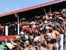 சபரிமலையில் மீண்டும் சர்ச்சை…  இரண்டு இளம்பெண்கள் திருப்பி அனுப்பப்பட்டனர் 