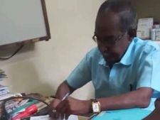 ஒரு கையில் தம்.. ஒரு கையில் பேனா.. சிகரெட்டை இழுக்க வேண்டியது.. மருந்து எழுத வேண்டியது.. ஆ..டாக்டர் 