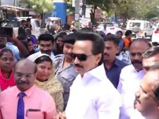வண்டியை நிப்பாட்டு.. ஆன் தி வேயில் மாணவர்களிடம் ஓட்டுக் கேட்ட மு.க.ஸ்டாலின்