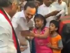 குழந்தைகளுடன் செல்பி.. வீடு வீடாக வாக்கு சேகரிப்பு.. சரவெடியாக நடக்கும் ஸ்டாலின் பிரச்சாரம்! 