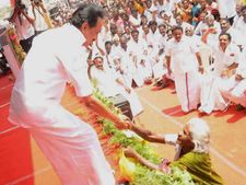உன்னை தொட்டு பார்த்தா போதும் ராசா.. ஸ்டாலின் கையை பிடித்து உருகிய பாட்டி! 