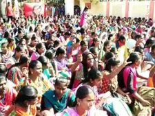 சுட்டுக் கொல்லுங்க அவங்களை.. தஞ்சையில் கொந்தளித்த கல்லூரி மாணவிகள்