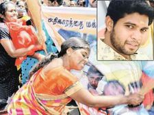திருநாவுக்கரசு படத்தை துடைப்பம், செருப்பால் மாறி மாறி அடித்த மக்கள் அதிகார அமைப்பினர் 