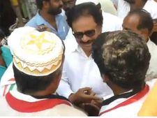 ஆஹா ஆஹா வாட் ஏ காமெடி.. அமமுகவினரிடம் வாக்கு சேகரித்த  காங்கிரஸ் வேட்பாளர் திருநாவுக்கரசர் 