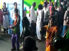 செம போதை.. 2 திருநங்கையர்கள் பஸ் ஸ்டாண்ட்டில் குத்தாட்டம்.. உறைந்து போன பொதுமக்கள்! 
