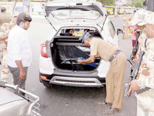 திருச்சியில் வாகனச் சோதனையில் ஈடுபடும் போலீஸார், தேர்தல் அதிகாரிகள்.. துணை ராணுவ படையினரும் குவிப்பு
