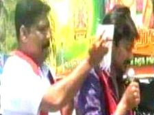 அண்ணனுக்கு வியர்க்குது.. உதயநிதிக்கு துடைத்து விட்ட திமுக வேட்பாளர்.. வெடித்தது சர்ச்சை! 