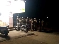 டமால், டுமீல்.. கட்டுக்கட்டாக பணத்தை எடுத்துக் கொண்டு ஓடிய அமமுகவினர்.. ஆண்டிப்பட்டி களேபரம் 