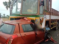 லாரி - கார் நேருக்கு நேர் மோதல்... கைக்குழந்தை உட்பட 5 பேர் உடல்நசுங்கி உயிரிழப்பு 