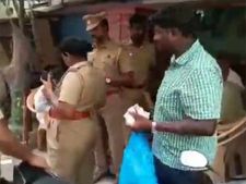 வதவதன்னு வாக்காளர்களுக்கு பணம் கொடுத்த அதிமுக பிரமுகர்.. வளைத்துப் பிடித்துக் கைது