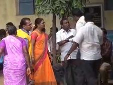 மதுரை அருகே மேலூரில் அதிமுக- அமமுக மோதலால் பரபரப்பு 