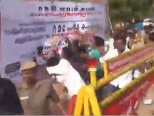  அதிமுக பேனர்களைக் கிழித்தெறிந்த அமமுக.. உசிலம்பட்டியில் பதட்டம்