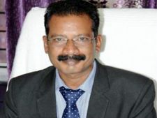 திமுகவினர் 100 பேர் நள்ளிரவில் வீடு புகுந்து என்னை மிரட்டுனாங்க.. கரூர் கலெக்டர் புகார் 