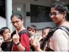 இரட்டைக் கைக்குழந்தைகளுடன் வாக்களித்த இரு பெண்மணிகள்... பலரும் பாராட்டு 