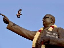 அம்பேத்கர் சிலைக்கு செருப்புக் காலுடன் பாஜகவினர் மாலை.. பால் ஊற்றி தீட்டுக்கழித்த தலித் அமைப்புகள் 