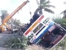 தஞ்சை அருகே கோர விபத்து.. வேகமாக பள்ளத்தில் பாய்ந்த பஸ்.. 2 பேர் பலி.. 20 பேருக்கும் மேல் படுகாயம் 