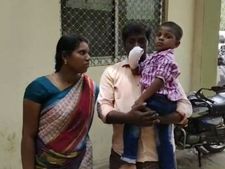 நூற்பாலை இயந்திரத்தில் கையை விட்ட 4 வயது சிறுவன்.. பறி போன 4 விரல்கள்.. ஆட்சியரிடம் மனு 
