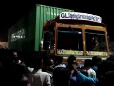 கண்டெய்னர் லாரியில் கட்டுக்கட்டாக பணம் இருப்பதாக பரபரப்பு... மடக்கிப் பிடித்த கோவை மக்கள்! 