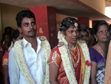 மணமாலையும் மஞ்சளும் சூடிய கையோடு, வாக்களித்த தம்பதி.. வாழ்த்திய வாக்காளர்கள்