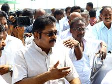 ஈரோட்டில் விபத்தில் சிக்கி உயிருக்கு போராடியவர்களுக்கு உதவி செய்த டிடிவி தினகரன் 