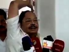 தேர்தல் ரத்தா.. வீட்டு வாசல் நிலைப்படியை ஒரு கையால் ஸ்டைலாக பிடித்தபடி பேட்டி தந்த தில் துரைமுருகன் 