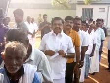 வீட்டிலிருந்து பூத்துக்கு நடந்தே வந்து.. கியூவில் நின்று ஓட்டுப் போட்ட முதல்வர்!   